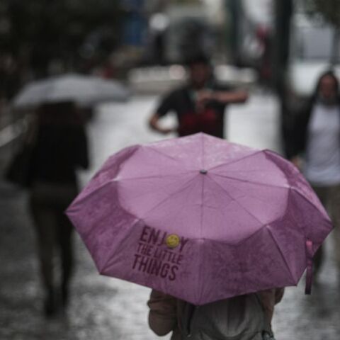 Βροχές με ζέστη και ανέμους την Παρασκευή - Πού θα πέσουν καταιγίδες