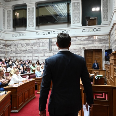 Ο Στέφανος Κασσελάκης πλάτη σε συνεδρίαση της Κοινοβουλευτικής Ομάδας του ΣΥΡΙΖΑ