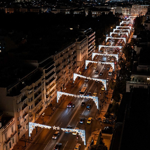 Η Βασιλίσσης Σοφίας «στολισμένη» για τα Χριστούγεννα