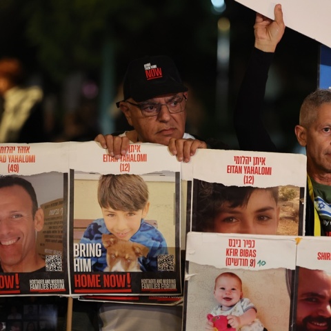 Πολίτες διαδηλώνουν κρατώντας τις φωτογραφίες ομήρων στη Γάζα