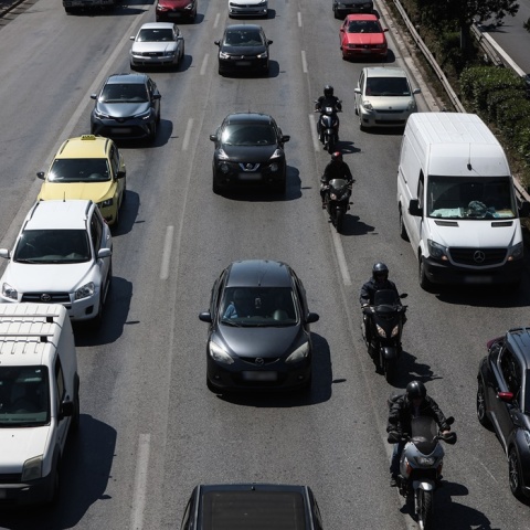Αυτοκίνητα με χαμηλές ταχύτητες σε δρόμο της Αθήνας λόγω κίνησης