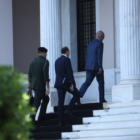 Μέλη του ΚΥΣΕΑ προσέρχονται στο Μέγαρο Μαξίμου για τη συνεδρίαση 