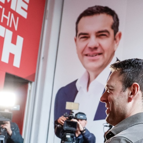 Ο Στέφανος Κασσελάκης προσέρχεται στα γραφεία του ΣΥΡΙΖΑ στην Αγίου Κωνσταντίνου όπου ακόμη υπάρχει αφίσα του Αλέξη Τσίπρα