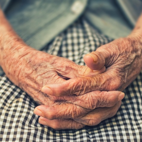 Χέρια ηλικιωμένης γυναίκας