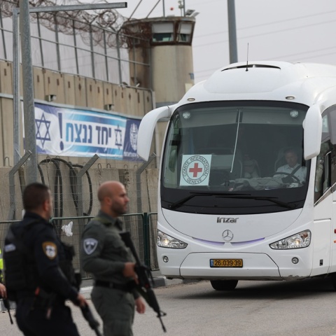 Δυνάμεις κοντά σε λεωφορείο του Ερυθρού Σταυρού που χρησιμοποιείται για τη μεταφορά ομήρων