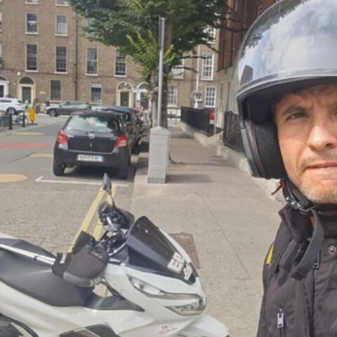 Ιρλανδία: Περισσότερα από 300.000 ευρώ συγκεντρώθηκαν για τον μετανάστη από τη Βραζιλία που έσωσε παιδιά κατά την επίθεση με μαχαίρι στο Δουβλίνο.