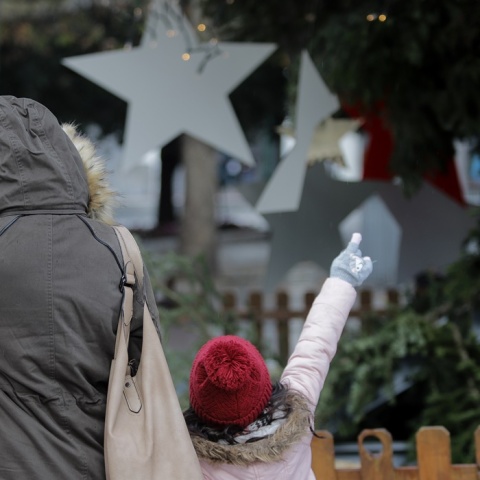 Γυναίκα με το παιδί της φορούν ζεστά ρούχα, παλτό και σκούφο για να προστατευτούν από το κρύο