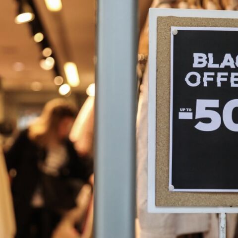 Εκπτωτική περίοδος: H Cyber Monday έρχεται στη θέση της Black Friday - Ανοιχτά τα εμπορικά καταστήματα την Κυριακή - Συμβουλές προς καταναλωτές.