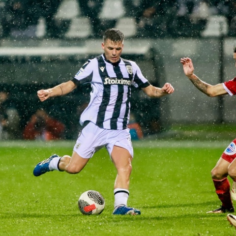 Ποδοσφαιριστής του ΠΑΟΚ υπό βροχή σε φάση κόντρα στον Πανσερραϊκό στην Τούμπα