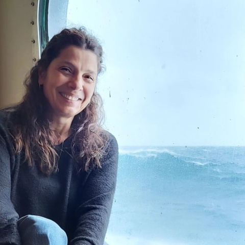 Η δημοσιογράφος Πόπη Τσαπανίδου ταξιδεύει με πλοίο στον Ατλαντικό