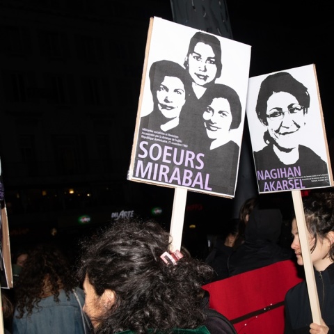 Διαδηλωτές κρατούν πλακάτ με τις αδελφές Mirabal που δολοφονήθηκαν στη Δομινικανή Δημοκρατία στις 25 Νοεμβρίου 1960