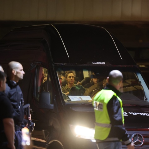 Όμηροι μέσα σε βαν οδηγούνται σε νοσοκομείο μετά την απελευθέρωσή τους