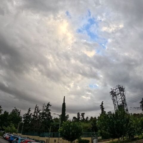 Καιρός: Η πρόγνωση του meteo και της ΕΜΥ για τη Δευτέρα 27 Νοεμβρίου - Εξασθενούν τα φαινόμενα κακοκαιρίας - Πού αναμένονται τοπικές βροχές.