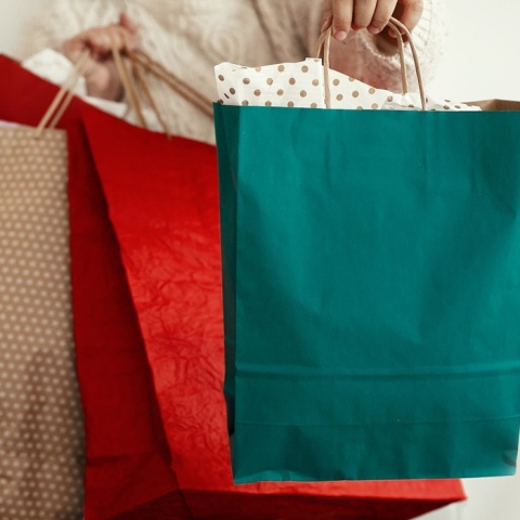 Άτομο κρατά σακούλες με ψώνια - Εικόνα που παραπέμπει και στις αγορές από τη Cyber Monday 2023