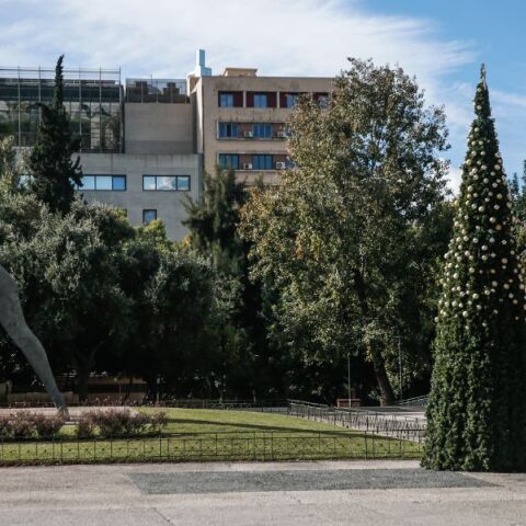Πλατεία Κλαυθμώνος: Έκλεψαν τα μισά στολίδια από το χριστουγεννιάτικο δέντρο - Πρόβλημα και σε άλλες πλατείες, δηλώνει ο αντιδήμαρχος Αθηναίων.
