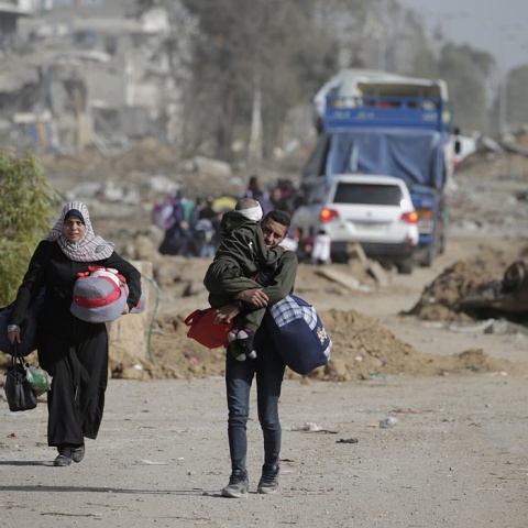 Πολίτες φεύγουν από τη Γάζα όσο διαρκεί η κατάπαυση πυρός