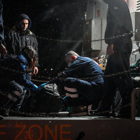 Η σορός του Αιγύπτιου ναύτη σε πλοίο του Λιμενικού στη Λέσβο