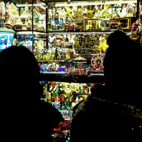 Άτομα μπροστά από στολισμένη με χριστουγεννιάτικα βιτρίνα