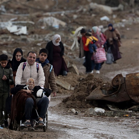 Πολίτες απομακρύνονται από τη Γάζα κατά τη διάρκεια της κατάπαυσης πυρός