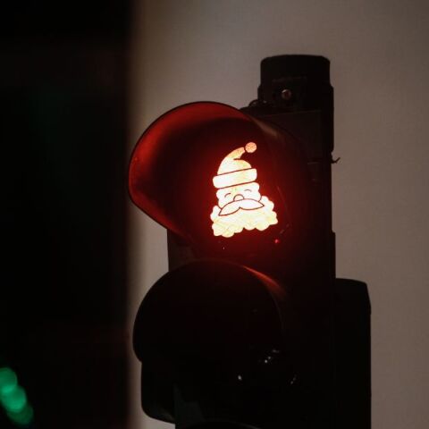 Τρίκαλα: Φωτεινός σηματοδότης στολίστηκε για τα Χριστούγεννα - Γιορτινά φανάρια με τον Άγιο Βασίλη, το έλατο και τον Μικρό Πρίγκιπα κοσμούν τους δρόμους.