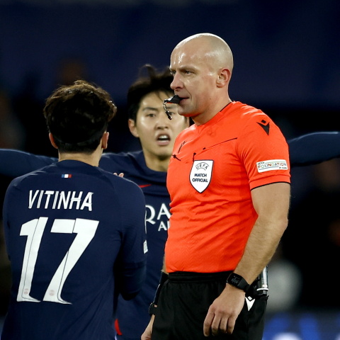 Η UEFA «έκοψε» τον διαιτητή για το πέναλτι υπέρ της Παρί Σεν Ζερμέν