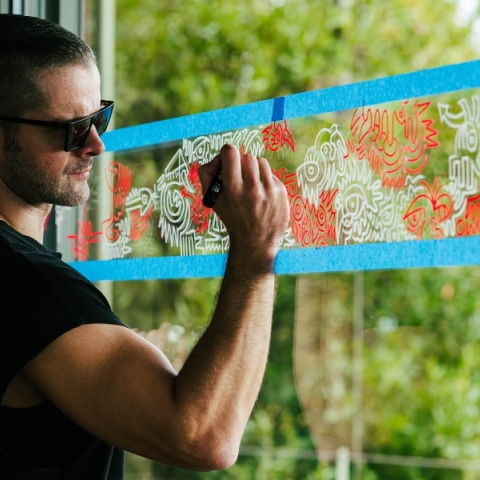 Ο εικαστικός Γιώργος Τζινούδης ζωγράφισε έναν ορίζοντα σε κόκκινο και λευκό στο café του Μουσείου Οίνου Γεροβασιλείου 