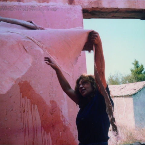 Η Ρένα Παπασπύρου στον χώρο αποτοίχισης του σπιτιού από το οποίο πρόερχεται το έργο Baalbeks. Μελίσσια Αττικής, Ιούλιος 1986