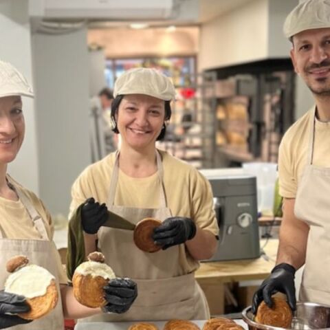 Θεσσαλονίκη: Τρία αδέρφια ζαχαροπλάστες από τη Θεσσαλονίκη δημιούργησαν το «νταμπλ μελομακάρονο» - Σημειώνει μεγάλη επιτυχία στο TikTok.