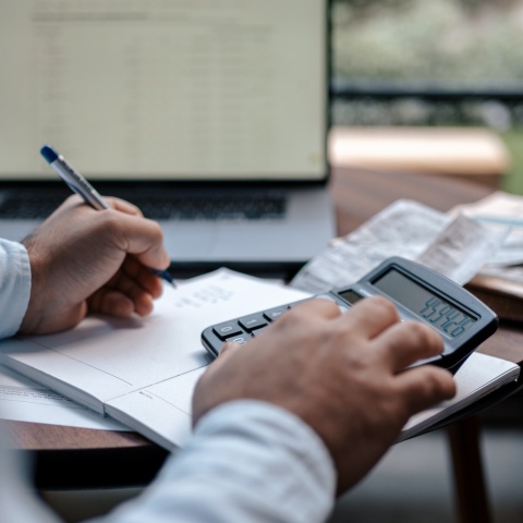 Άτομα υπολογίζει σε κομπιουτεράκι