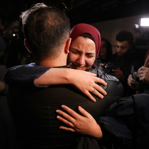 Γυναίκα όμηρος μετά την απελευθέρωσή της αγκαλιάζει άνδρα