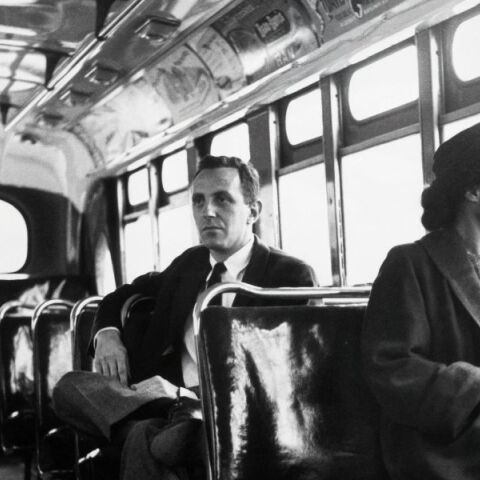 Η Ρόζα Παρκς έγινε σύμβολο αξιοπρέπειας και δύναμης στον αγώνα για τον τερματισμό του παγιωμένου φυλετικού διαχωρισμού