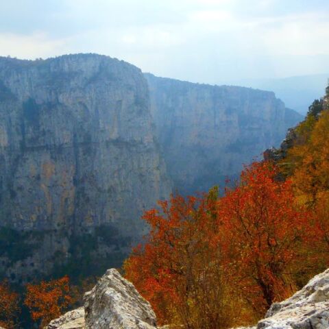 Με ανοιξιάτικες θερμοκρασίες, ισχυρούς ανέμους και λασποβροχές ο καιρός την Τρίτη