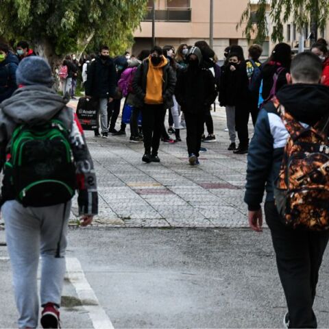 Πέραμα: Μαθήτρια έπεσε από μπαλκόνι γυμνασίου - Οι πρώτες πληροφορίες για τις συνθήκες του ατυχήματος και την κατάστασή της.