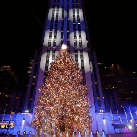 Rockefeller Center: Χιλιάδες τουρίστες και Νεοϋορκέζοι παρακολούθησαν την ετήσια φωταγώγηση του χριστουγεννιάτικου δέντρου - Εντυπωσιακό σόου.