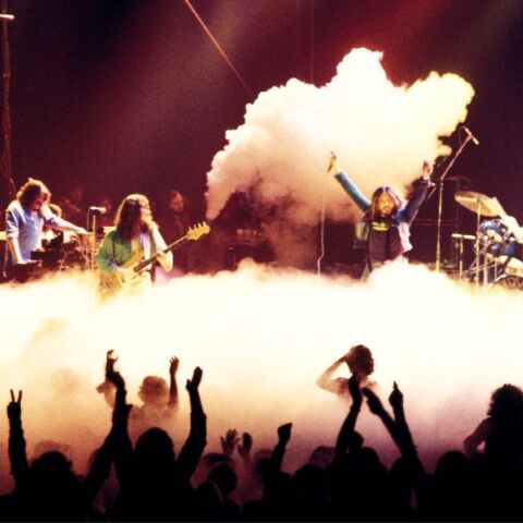 Σαν σήμερα 4 Δεκεμβρίου: Το 1971, η γένεση του «Smoke on the Water» - Το καζίνο του Μοντρέ φλέγεται και οι Deep Purple εμπνέονται το γνωστότερο τραγούδι τους. 