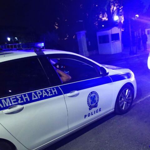 Μυστήριο με την απανθρακωμένη σορό άνδρα σε σταθμευμένο ΙΧ στο Μενίδι