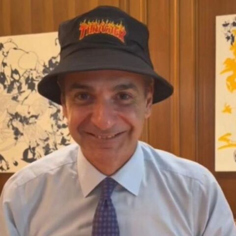 Νέο βίντεο Μητσοτάκη στο TikTok με καπέλο και σκέιτ για το Youth Pass (βίντεο)