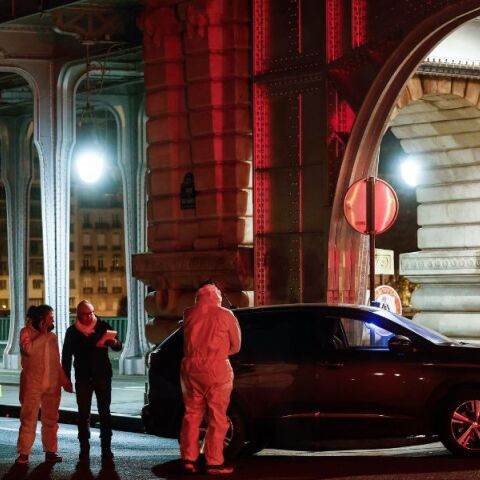 Αιματηρή επίθεση στο Παρίσι με έναν νεκρό και δύο τραυματίες