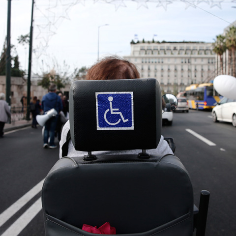 Xωρίς το κριτήριο των κυβικών η χορήγηση κάρτας στάθμευσης για ΑμεΑ