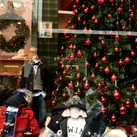 Βιτρίνα με χριστουγεννιάτικο δέντρο και στολίδια