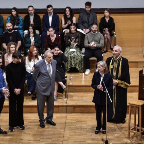 Θεσσαλονίκη: Σε κλίμα συγκίνησης το ΑΠΘ απένειμε στις οικογένειες φοιτητριών που έχασαν τη ζωή τους στα Τέμπη το πτυχίο τους.