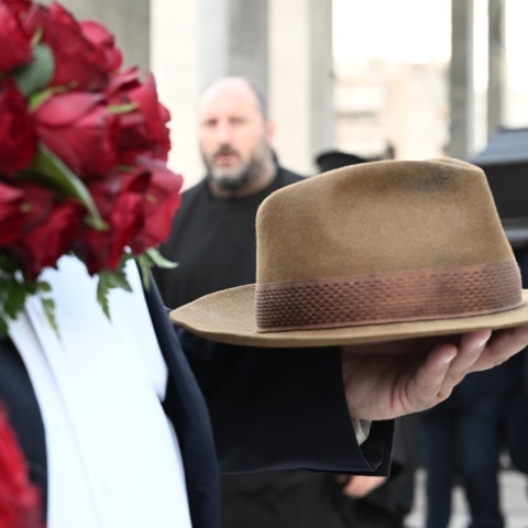 Το καπέλο του Βασίλη Βασιλικού στην κηδεία του