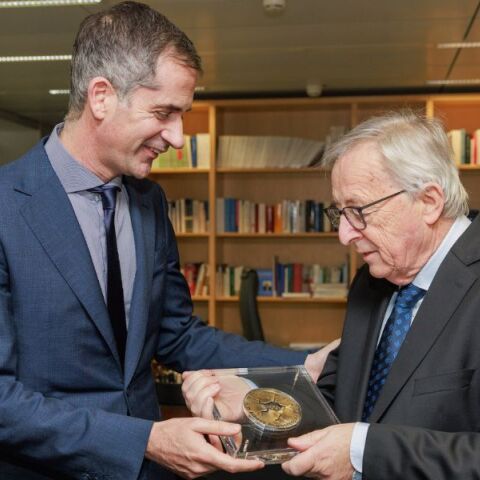 Δήμος Αθηναίων: Στον Ζαν-Κλοντ Γιούνκερ απένειμε το Βραβείο Δημοκρατίας της Αθήνας για το 2023 ο Κώστας Μπακογιάννης - Ειδική τελετή στις Βρυξέλλες.