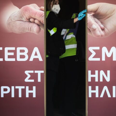 Ηράκλειο: Τρεις συλλήψεις σε Μονάδα Φροντίδας Ηλικιωμένων για τον θάνατο μιας 92χρονης - Κατανάλωσε καθαριστικό αντί νερού με τα φάρμακά της.