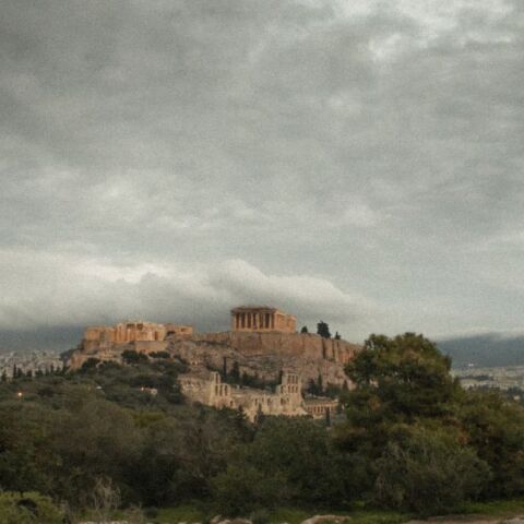 Με λίγη συννεφιά και τοπικές βροχές ο καιρός την Πέμπτη