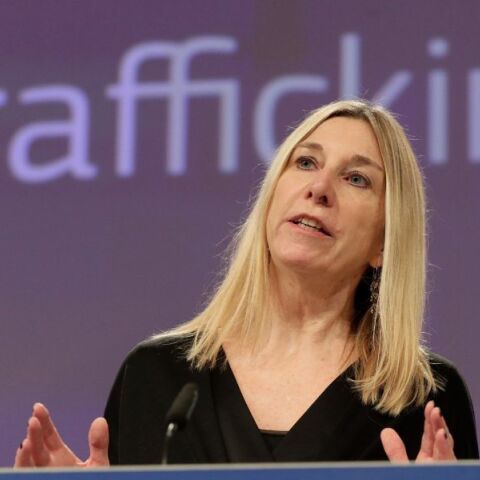 ΕΕ: Στην Ελλάδα η Ντάιαν Σμίτ, Ευρωπαία Συντονίστρια κατά του τράφικινγκ - Συνεργασία με το υπουργείο Μετανάστευσης ενάντια στο έγκλημα της εμπορίας ανθρώπων.