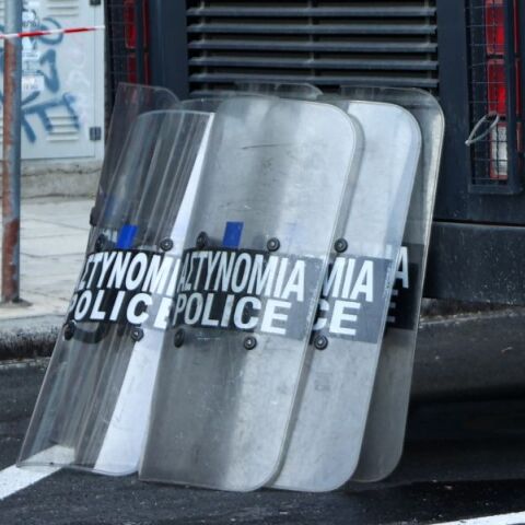 Θεσσαλονίκη: Επίθεση με μολότοφ σε διμοιρία των ΜΑΤ στο ΑΠΘ - Στο σημείο όπου κατασκευάζεται η νέα βιβλιοθήκη του Ιδρύματος - Στεγαζόταν επί 34 χρόνια κατάληψη.