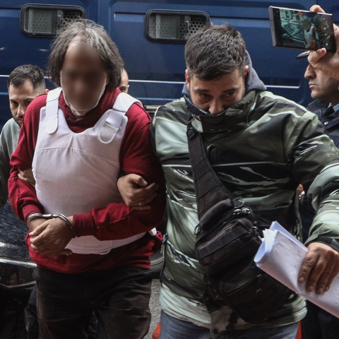 Απολογία στον εισαγγελέα του Πειραιά του 71χρονου που συνελήφθη για την δολοφονία 43χρονης γυναίκας στην Σαλαμίνα