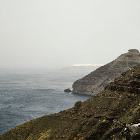Χειμωνιάτικο σκηνικό του καιρού με κρύο και βροχές