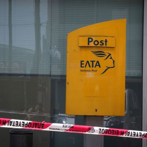 Χαλάνδρι: Συναγερμός για ύποπτο φάκελο στα ΕΛΤΑ - Εντοπίστηκε σκόνη στο περιεχόμενό του - Σε εξέλιξη οι έρευνες με συμμετοχή Πυροσβεστικής - ΕΜΑΚ.